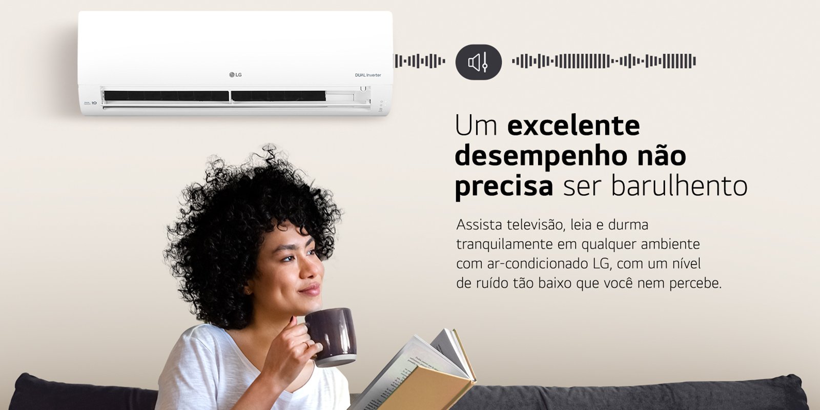 Uma moça tranquilamente tomando café e lendo um livro embaixo de um ar condicionado LG