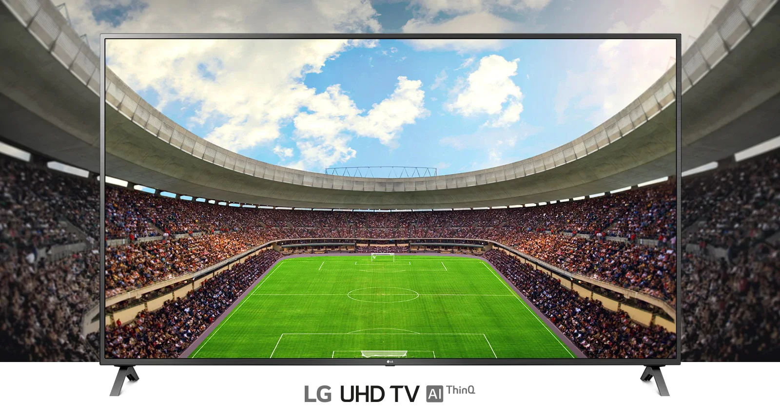 Uma vista panorâmica de um estádio de futebol lotado por torcedores dentro de uma moldura de TV.