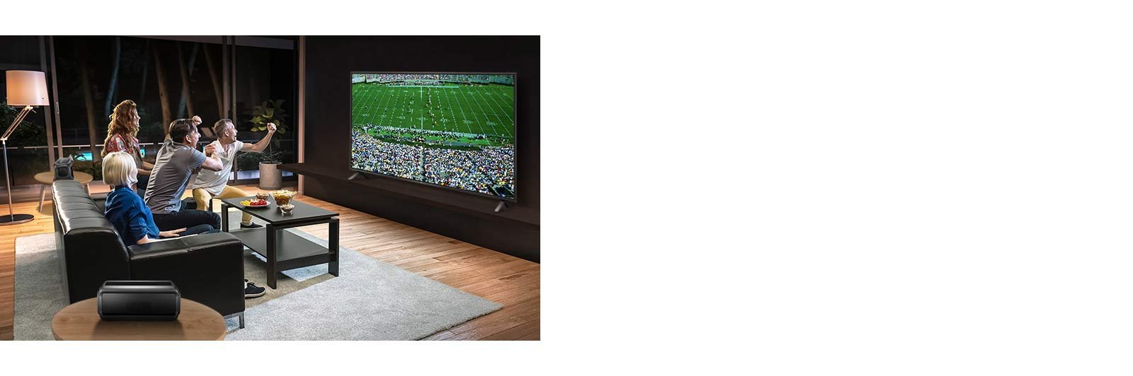 Pessoas assistindo um jogo de esportes na TV na sala de estar com alto-falantes traseiros bluetooth.